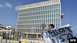 Un hombre sostiene una pancarta hoy, lunes 20 de julio del 2015, frente a la embajada de Estados Unidos en La Habana.
