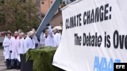 Miembros del movimiento activista internacional Avaaz participan en una protesta contra el dogma del calentamiento global. Archivo
