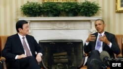 El presidente estadounidense, Barack Obama (d), conversa con el presidente de Vietnam, Truong Tan Sang, durante la reunión que mantuvieron en el Despacho Oval de la Casa Blanca, en Washington, Estados Unidos. 