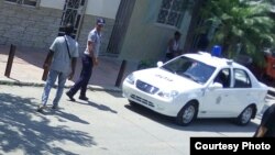 Vigilancia policial a la sede las Damas de Blanco /Foto Berta Soler, Twitter