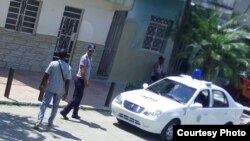 Vigilancia policial a la sede de las Damas de Blanco. (Foto Archivo /Berta Soler/Twitter)