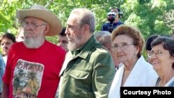 Fidel Castro, su hermano Ramon (I), Angelina (2nd derecha) y Agustina Castro (derecha). 