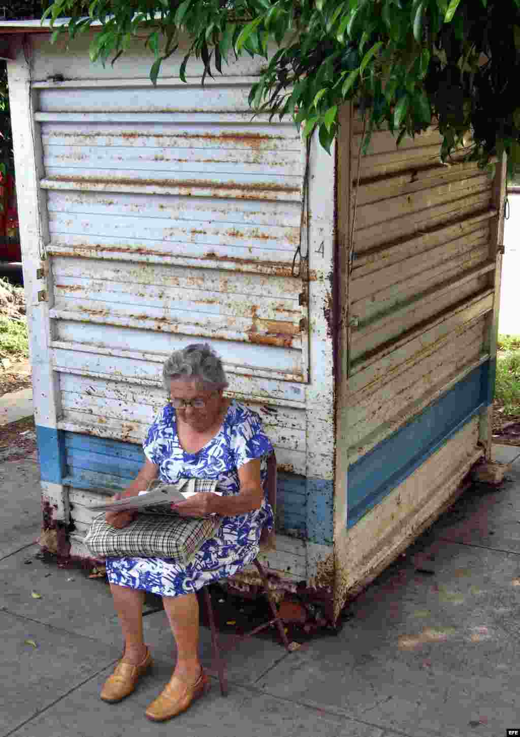 Cubana leyendo el diario Granma. 