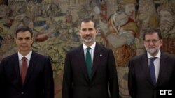  El nuevo presidente del Gobierno, Pedro Sáhchez (i), posa junto al rey Felipe y el expresidente del Ejecutivo Mariano Rajoy (d), tras el acto de toma de posesión de su cargo que ha tenido lugar hoy en el Palacio de la Zarzuela. 