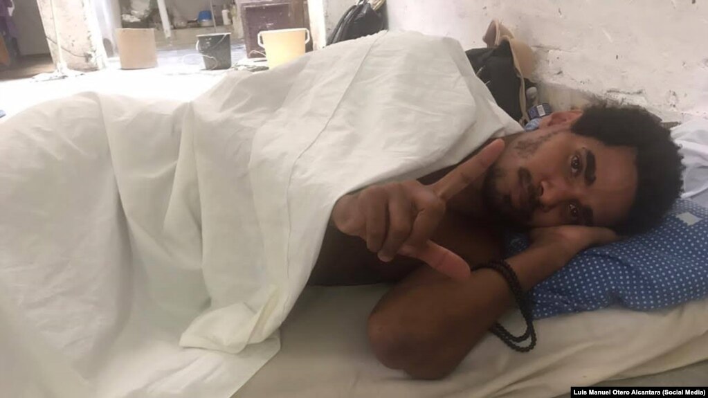 Luis Manuel Otero Alcántara, activista y artista, durante una huelga de hambre. Foto obtenida del Facebook de Luis Manuel Otero Alcántara.