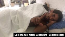 Luis Manuel Otero Alcántara, activista y artista, cuando estaba en huelga de hambre. Foto obtenida de su perfil en Facebook.