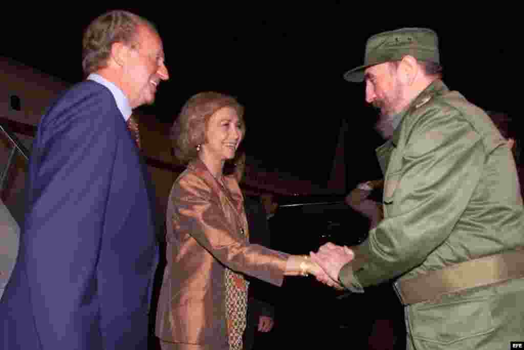 Fidel Castro recibió a los reyes de España en el Aeropuerto Internacional José Martí.