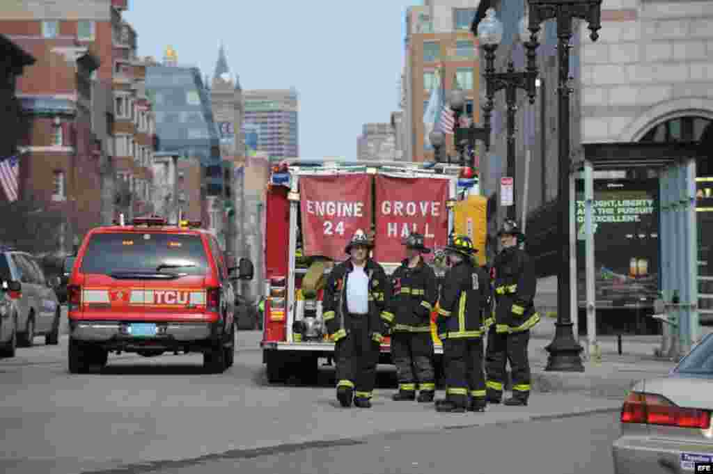 Miembros del cuerpo de bomberos se dirigen al lugar donde se registraran dos explosiones cerca a la línea de meta de la 117 Maratón de Boston. 