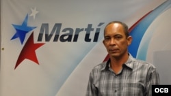 Darsi Ferrer en los estudios de Radio Martí/ martinoticias.com
