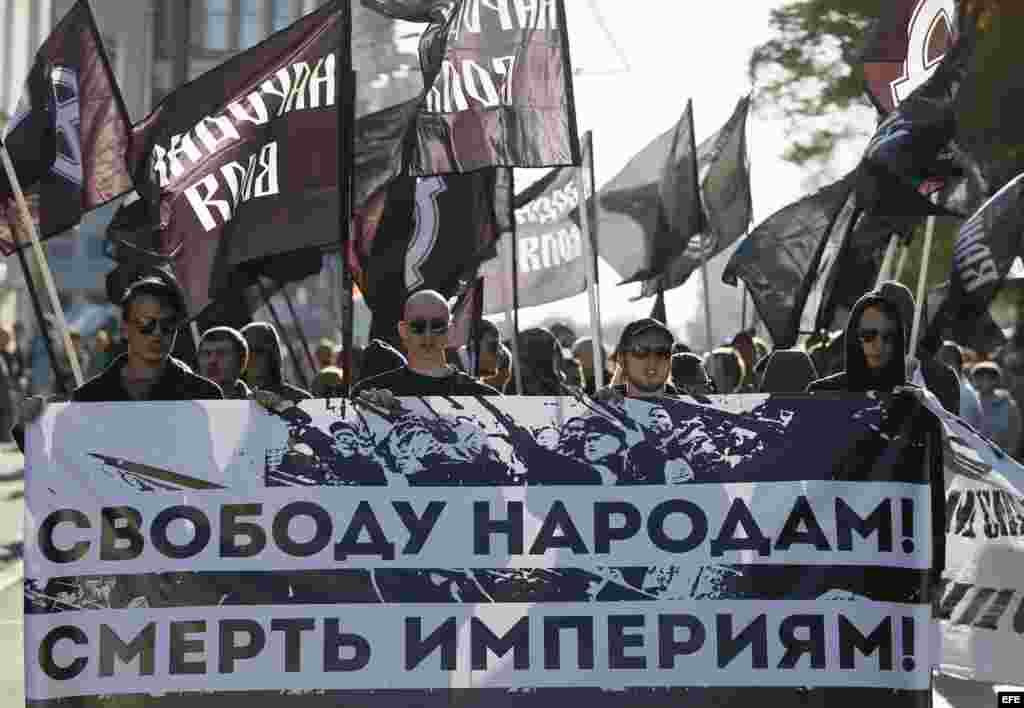 Por la libertad de los pueblos y la muerte del imperio, uno de los lemas de la marcha en Moscú, Rusia.