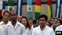 Graduación de médicos cubanos y de otros países latinoamericanos en la escuela de medicina de la Universidad de La Habana.