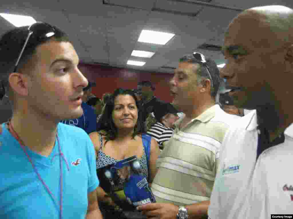 William Pérez junto al gran &quot;Duque&quot; Hernández.&nbsp;Cortesía de Glorias del béisbol cubano.