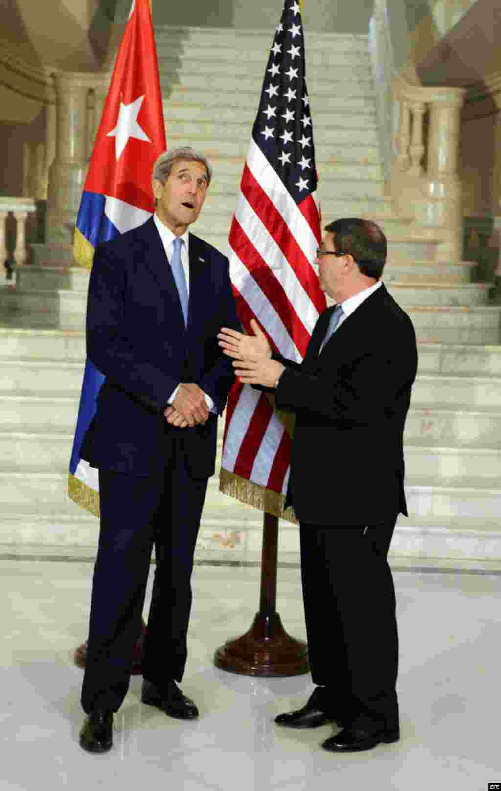 John Kerry se reúne con el canciller cubano Bruno Rodríguez (i-d), en La Habana.