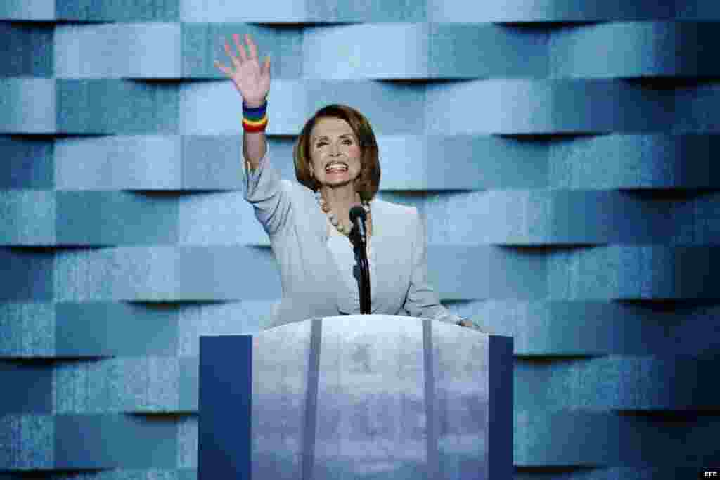 La líder de demócrata Nancy Pelosi habla en el último día de la Convención Nacional Demócrata (DNC) hoy, jueves 28 de julio de 2016, en el Centro de Wells Fargo en Filadelfia, Pensilvania (EE.UU). 