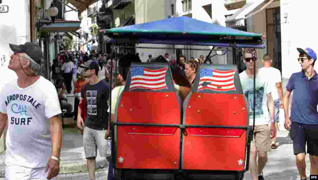 Turistas caminan por una calle hoy, sábado 18 de julio del 2015, en La Habana (Cuba). 