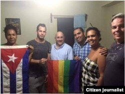 Nabit Fernández (derecha) durante el encuentro en su casa con activistas LGTBI norteamericanos y cubanos.