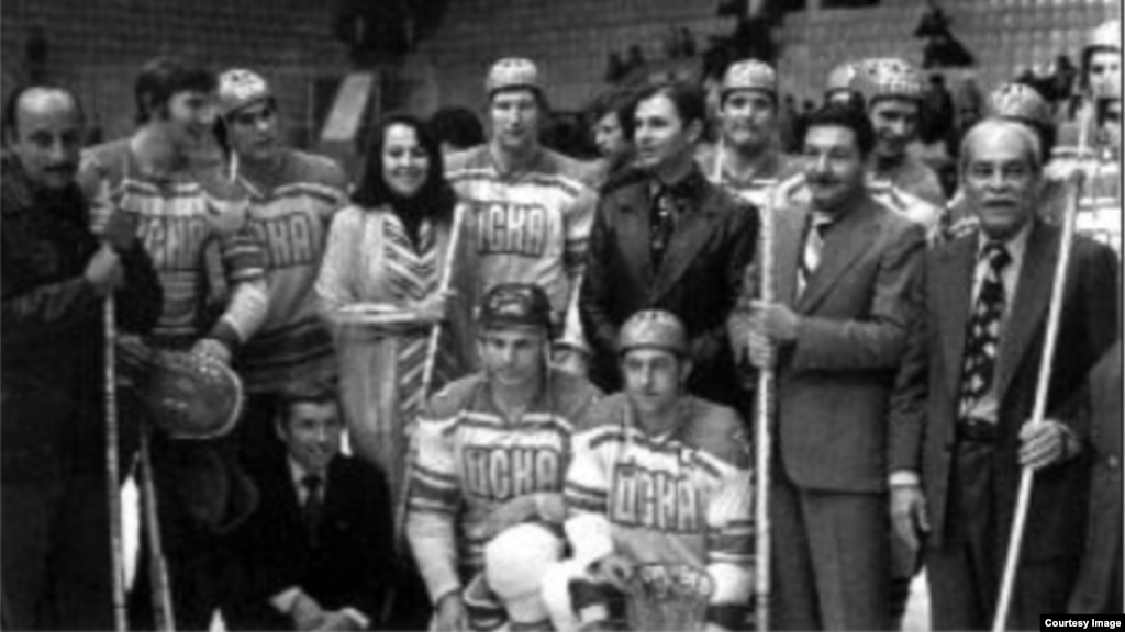 Visita Raúl Castro al equipo de hockey del ejército soviético CSKA.