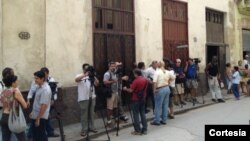 Yoani Sanchez escribió: #Cuba La prensa a las afueras del Arzobispado esperando a las @DamasdBlanco @el_pais 