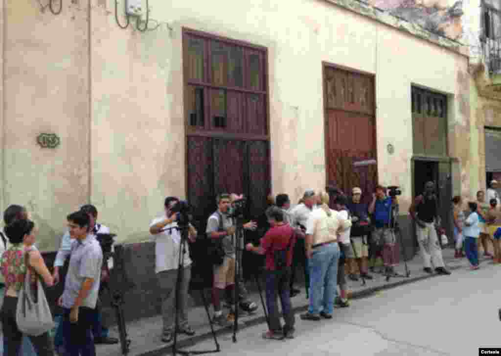 Yoani Sanchez escribi&oacute;: #Cuba La prensa a las afueras del Arzobispado esperando a las @DamasdBlanco @el_pais 