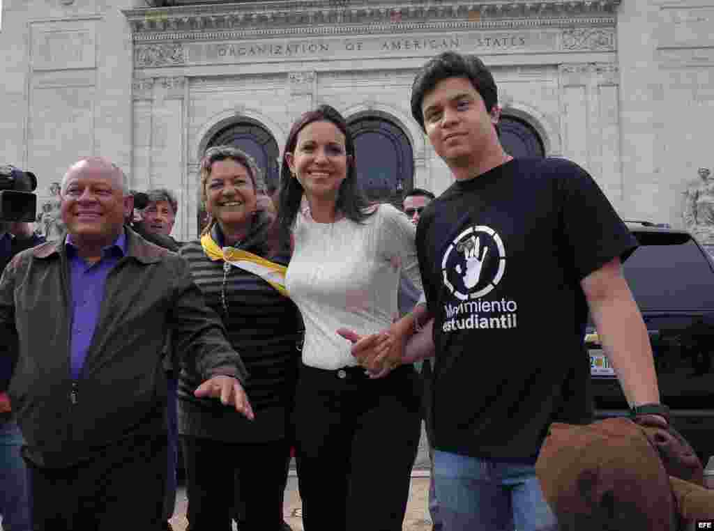 La diputada opositora venezolana María Corina Machado (2-d) posa con el líder de la Unión Iván Freites (i), la activista Rosa Orozco (2-i) y el líder estudiantil Carlos Vargas (d).