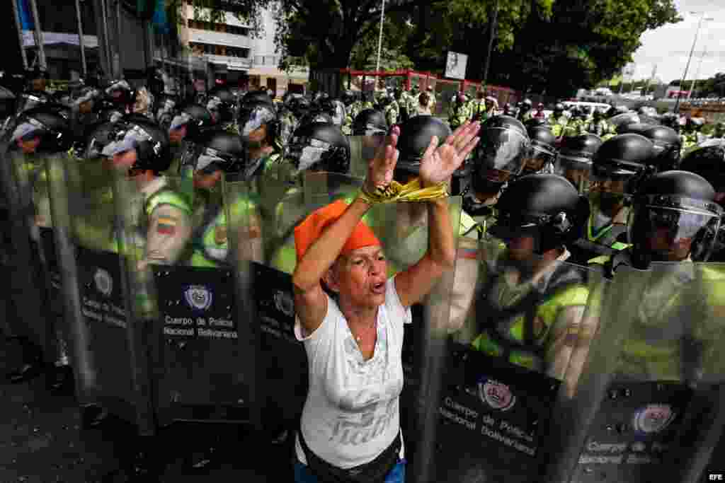 Con gases lacrimógenos reprimieron hoy la movilización de la oposición venezolana en Caracas (6/7/16).