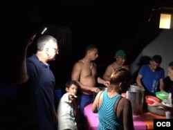 Cerca de 500 cubanos sobreviven como pueden dentro de una bodega convertida en albergue.