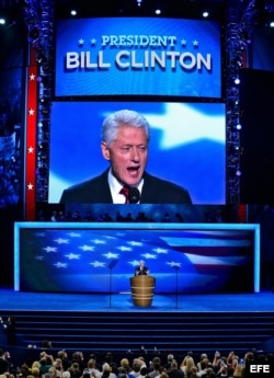 Bill Clinton se dirige a los delegados en la convención demócrata en Carolina del Norte.