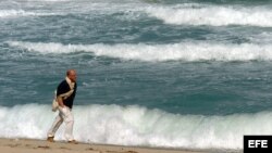 El fuerte oleaje que provocan los huracanes ha dejado algunas playas de la isla desprovistas de arena 