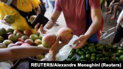 Cubanos describen el aumento del costo de los alimentos en medio de la inflación