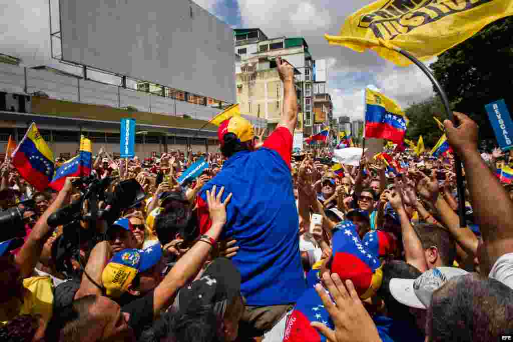 El líder opositor venezolano Henrique Capriles (c) saluda a un grupo de personas que participa hoy, jueves 1 de septiembre de 2016, en una manifestación denominada "Toma de Caracas", una marcha convocada hace semanas por la alianza de partidos Mesa de la 