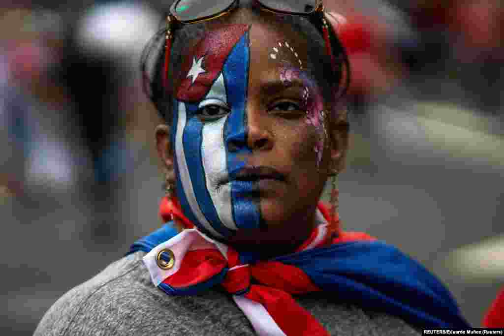 En Nueva Jersey una exiliada cubana se une a una marcha apoyando las protestas espontáneas en Cuba. Foto:REUTERS/Eduardo Muñoz.
