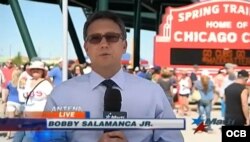 El periodista deportivo de TV Martí Bobby Salamanca Jr., desde el campo de entrenamiento de los Cachorros de Chicago en Arizona.