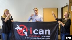 La directora ejecutiva de Campaña Internacional para la Abolición de las Armas Nucleares (ICAN), Beatriz Fihn (i); el coordinador de ICAN, Daniel Hogsta (c), y Grethe Ostern (d), del comité de dirección de ICAN celebran el galardón del premio Nobel de la 
