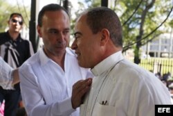 El Congresista Luis Gutiérrez (i) habla con el arzobispo de San Juan, Roberto González Nieves (d), durante una marcha junto a miles de personas por las calles de San Juan por la liberación de Óscar López, preso en EE.UU.