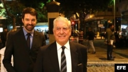 El escritor peruano Mario Vargas Llosa (d), premio Nobel de Literatura 2010, es visto a su llegada el jueves 18 de abril de 2013, al debate "La nueva era de la incertidumbre - Para comprender el siglo XXI", en Río de Janeiro (Brasil). 