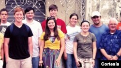 Parte de los estudiantes que viajaron a la isla (Foto: Baptist College of Florida).