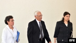 Fotografía de archivo del exministro de Defensa de El Salvador, José Guillermo García Merino (c), acompañado de su esposa (i) e hija (d), tras salir de una corte de inmigración en Miami (EEUU) donde se estudia su posible deportación.
