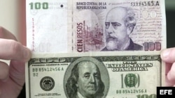 Moneda argentina vs. dolar. 