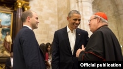 El presidente Barack Obama y su asesor Ben Rhodes conversan en la Catedral de La Habana con el Cardenal Jaime Ortega, quien ayudó a conseguir el apoyo del Papa Francisco al deshielo entre Cuba y EEUU. 
