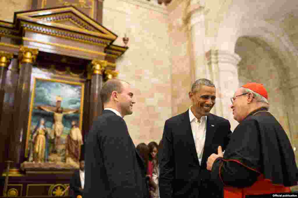 El presidente Barack Obama y su asesor Ben Rhodes conversan en la Catedral de La Habana con el Cardenal Jaime Ortega, quien ayudó a conseguir el apoyo del Papa Francisco al deshielo entre Cuba y EE.UU. (White House)
