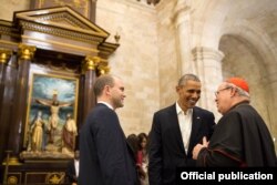 Barack Obama y su asesor Ben Rhodes conversan en la Catedral de La Habana con el Cardenal Jaime Ortega, quien ayudó a conseguir el apoyo del Papa Francisco al deshielo entre Cuba y EE.UU. (White House)