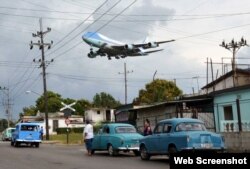 El Air Force One con el presidente Obama a bordo llega a La Habana, una de las 10 mejores fotos de la lista Time en 2016. (Foto Alberto Reyes, Reuters vía Time)