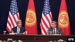 John Kerry con su homólogo uzbeko Erlan Abdyldaev.