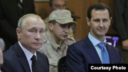 El presidente ruso, Vladimir Putin (izq), principal apoyo del gobernante sirio Bashar Assad (izq).