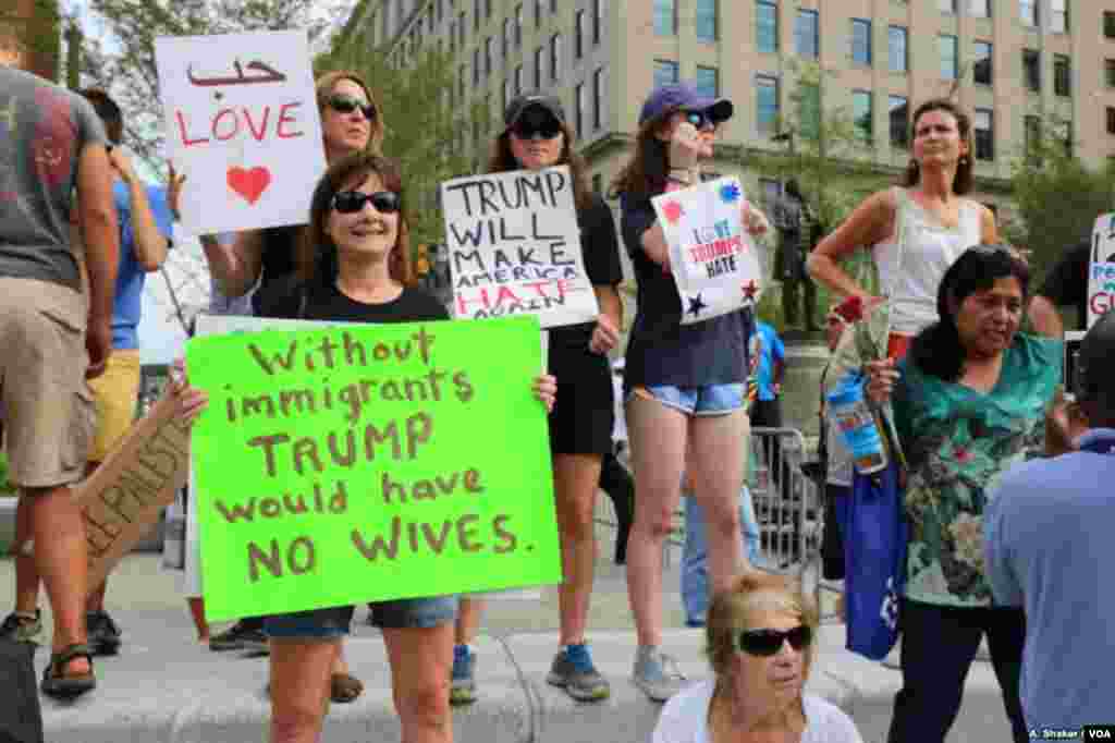 &quot;Sin inmigrantes Trump no tendría esposas&quot;, reza el cartel de una manifestante en Cleveland, Ohio, durante la Convención