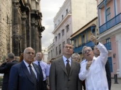 ARCHIVO. Igor Ivanovich Sechin visita el Centro Histórico de La Habana Vieja, acompañado por Ricardo Cabrisas (i) y el historiador de la ciudad Eusebio Leal.