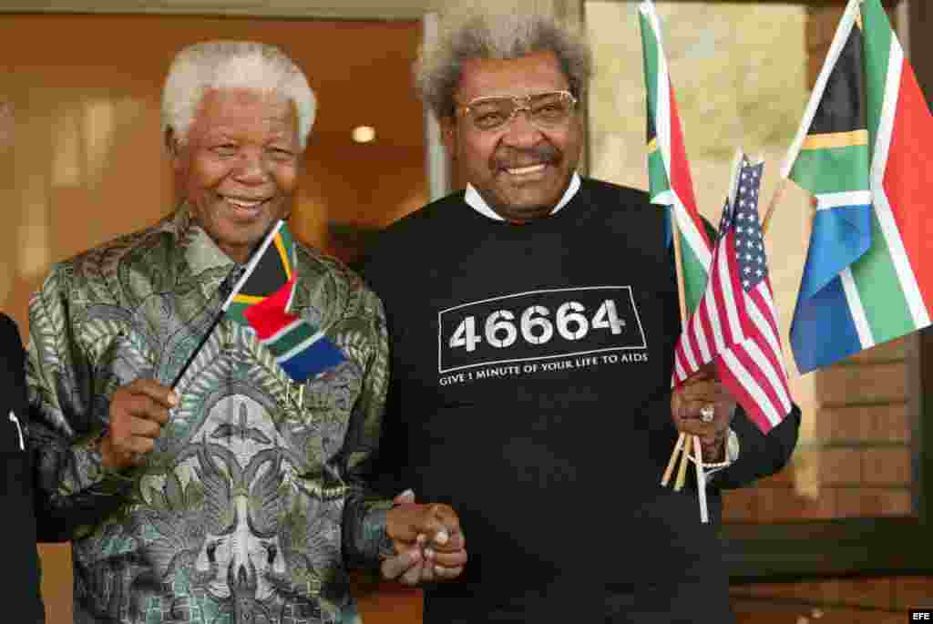 Nelson Mandela (i) junto al promotor estadounidense de boxeo Don King (d) durante un evento de la Fundación Nelson Mandela en Johanesurgo (Sudáfrica), el 24 de mayo de 2004 del Premio Nobel de Paz sudafricano.