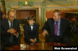 Putin regaló un reloj a un niño ucraniano