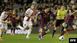 El argentino del FC Barcelona Leo Messi avanza junto a Saúl y Raúl Baena, del Rayo Vallecano.