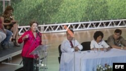 La presidenta brasileña, Dilma Rousseff, habla durante el acto de conmemoración de los 34 años de fundación del PT
